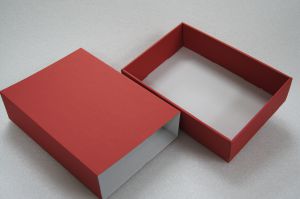 Pudełko z obwolutą 295x205x75mm czerwone 10 sztuk